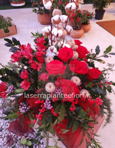 Composizione invernale con rose, ilex, astromelie e fiori di cotone
