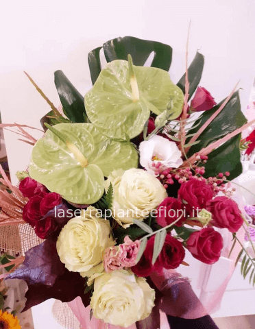 Mazzo elegante anthurium, rose e lisianthus.