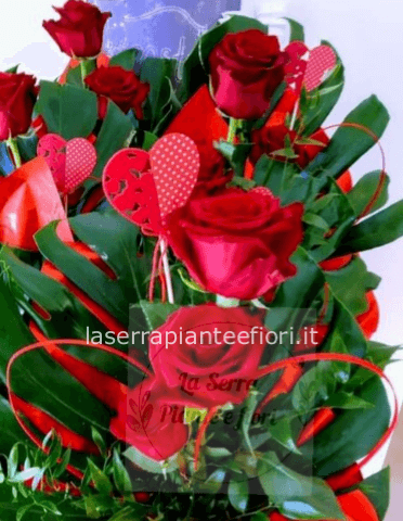 Mazzo 5 rose rosse con foglie e cuoricino decorativo