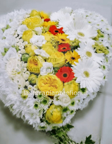 Cuore di fiori misti di colori assortiti