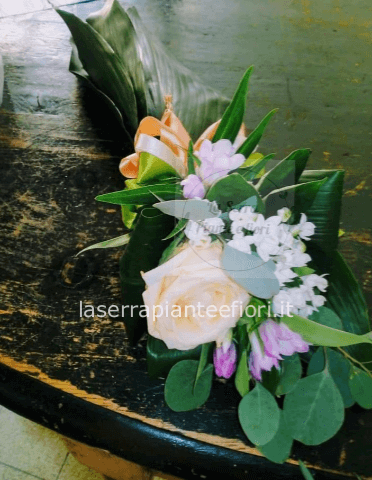 Scettro con rosa bianca e verdi e rame ornamentali