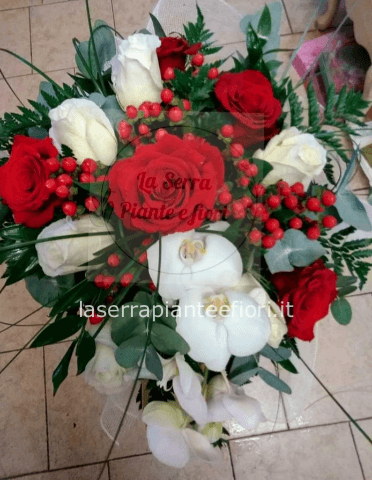 Bouquet di rose rosse e bianche e phalenopsis