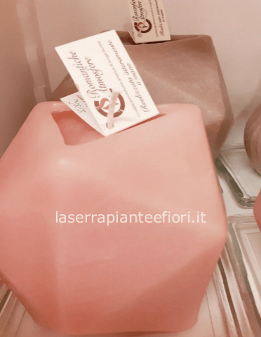 candela artigianale con forma geometrica rosa tenue