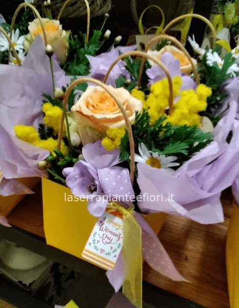 Bustina con fiori e mimosa.
