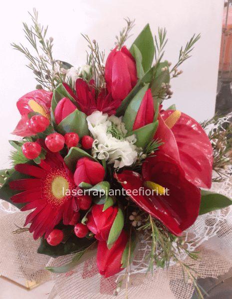 Bouquet babylove con fiori rossi assortiti